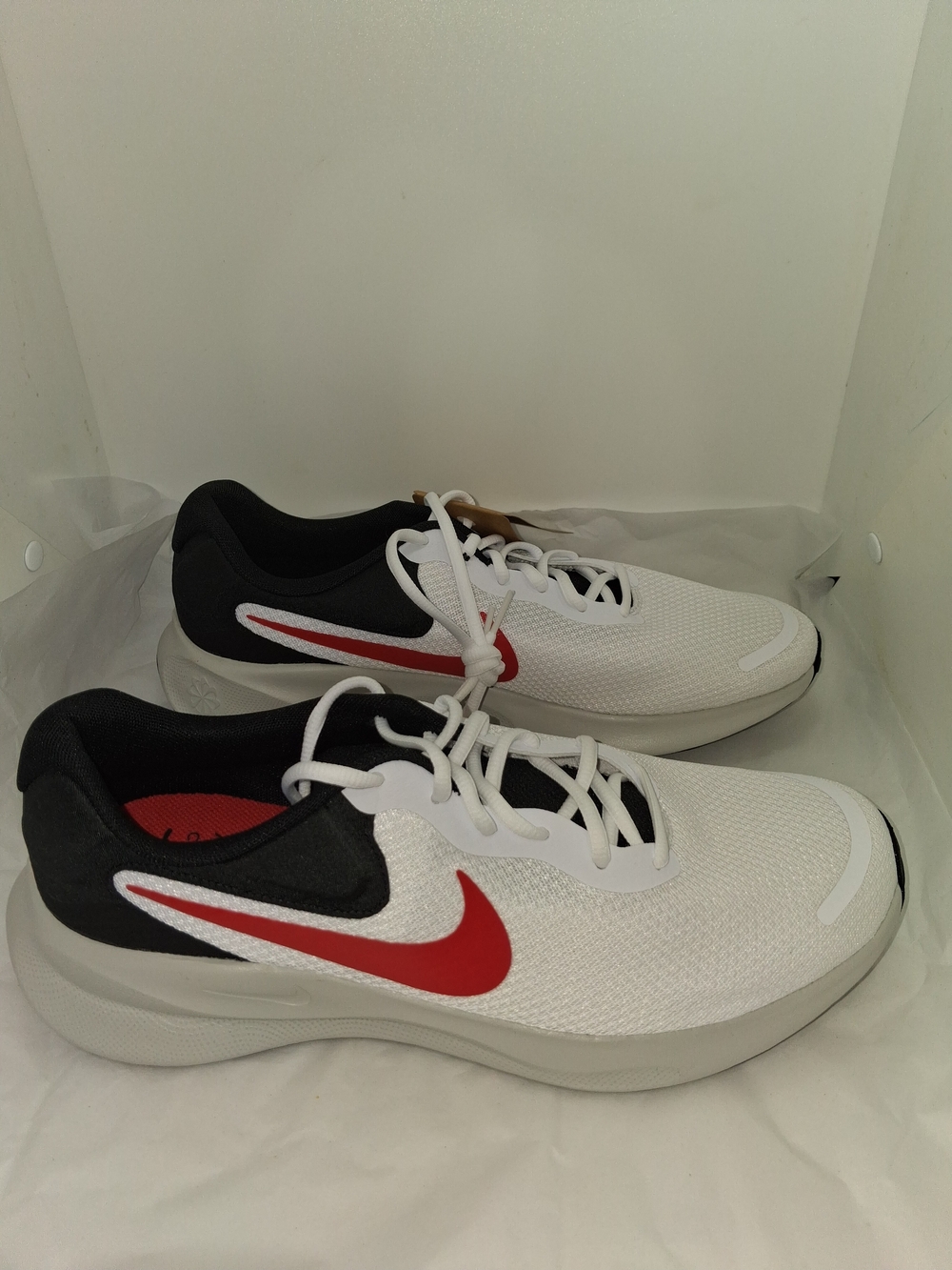 New Nike Revolution 7 FB2207-102 Men'sNike White and Red Mens SZ 12 Women 13.5